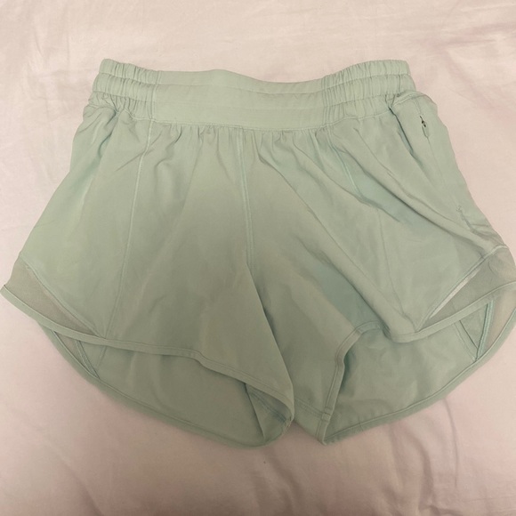 Brand new lululemon size 4 hotty hot shorts in delicate mint - Picture 1 of 4